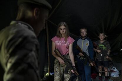 Un grupo de niños sostienen rifles AK-47 mientras reciben instucciones durante un ejercicio táctico en Ternopoli, el 28 de julio de 2018. Se les instruye para disparar a matar a los rusos y sus simpatizantes. 