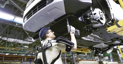 Un trabajador utiliza un exoesqueleto en la f&aacute;brica valenciana de Ford, una de las pioneras en los ensayos de la tecnolog&iacute;a. 