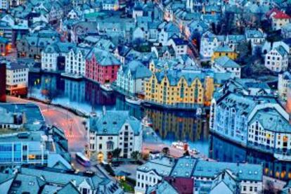 Canal de la ciudad de Ålesund, en Noruega.