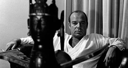 Jaime Gil de Biedma, en su casa en 1969.
