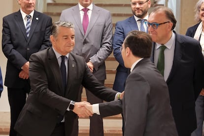 El consejero de la Presidencia, Antonio Sanz, saluda este viernes en Madrid al ministro José Manuel Albares durante el encuentro celebrado por el acuerdo sobre Gibraltar. 