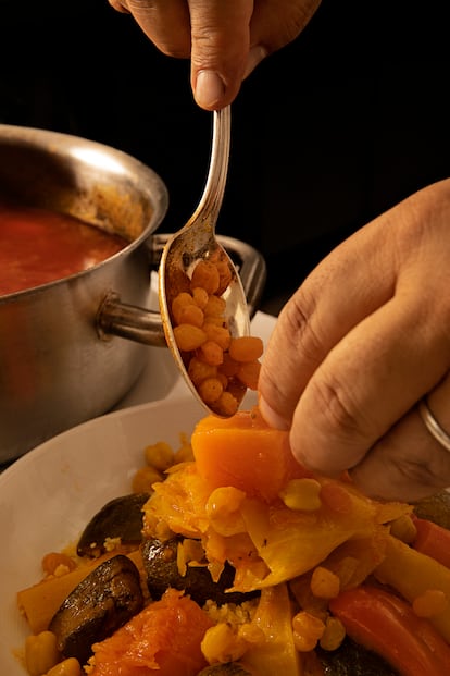 Se sirve el cuscús con las verduras, las pasas y los garbanzos.