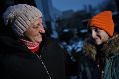 Ludmila junto a su hija Veronika al llegar a Kiev procedentes de Rusia