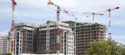 Obras de construcci&oacute;n de una promoci&oacute;n de viviendas en Valdebebas (Madrid). 