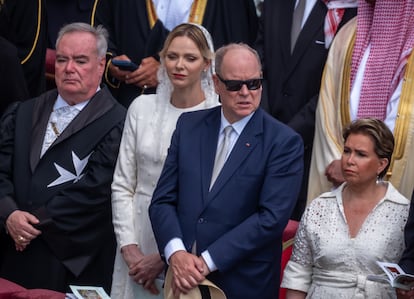 El príncipe Alberto de Mónaco (en el centro) y la princesa Charlene (a la izquierda).