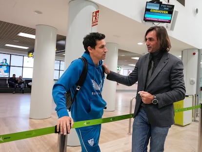 Javi Navarro, invitado por el Sevilla, saluda a Jesús Navas, último superviviente del equipo campeón de la UEFA en 2006 en Eindhoven.