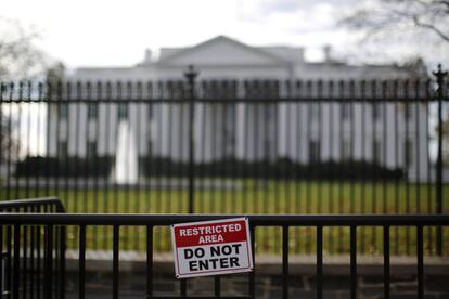 Una valla en la parte frontal de la Casa Blanca, en 2015