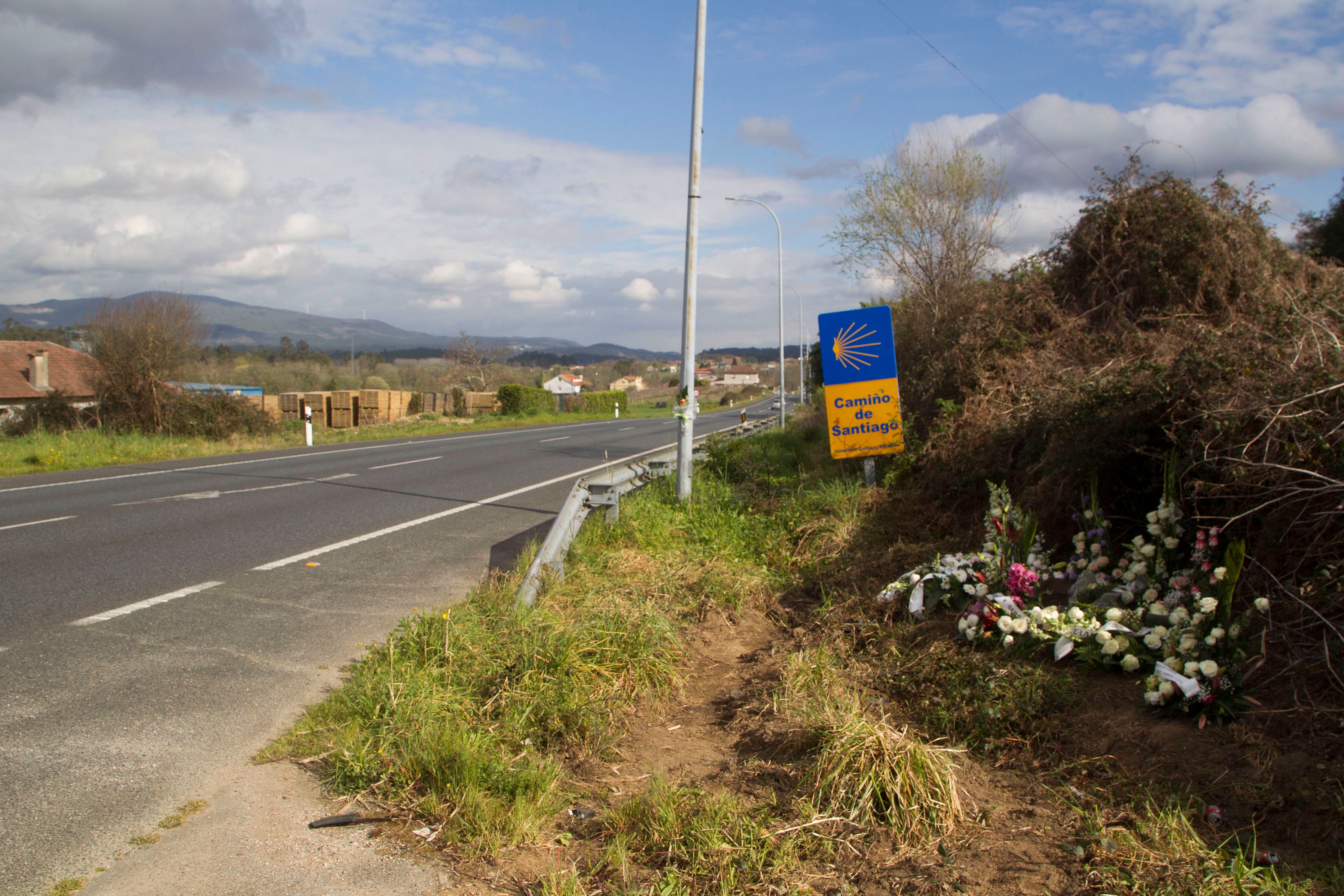 Flores dejadas en el lugar de Barro (Pontevedra) donde se produjo el choque que acabó con la vida de Jéssica Méndez.