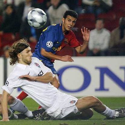 Pedro lucha por un balón con Chygrynskiy, del Shakhtar.