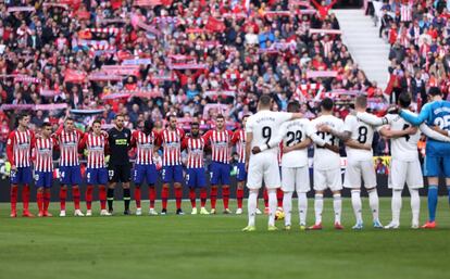 Jugadores del Atlético de Madrid y Real Madrid, en primer término, antes del encuentro.
