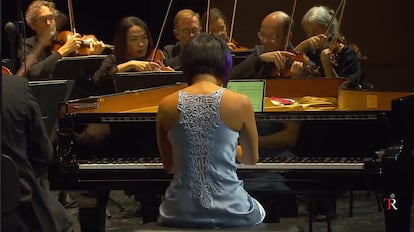 Yuja Wang, junto a varios integrantes de la Mahler Chamber Orchestra, en el concierto en el Teatro Real.