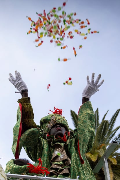 El rey Baltasar lanza caramelos durante la cabalgata en Málaga. 