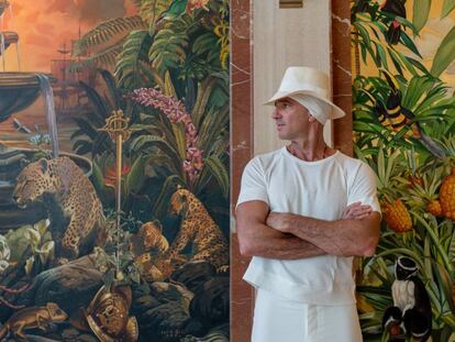 O empresário argentino Alan Faena diante de um afresco do artista Juan Gatti, em seu hotel de Miami Beach