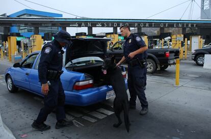 Agentes de aduanas de los Estados Unidos inspeccionan un vehículo que ha cruzado a los Estados Unidos desde México en el puesto fronterizo de San Ysidro, California (EE.UU).