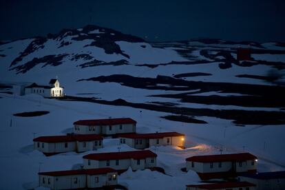 Una iglesia encendida en la localidad Villa Las Estrellas, en la isla Rey Jorge, la mayor de las de Shetland del Sur, en la Antártida. Los geólogos están fascinados por los secretos de esta zona, que ocultan pistas que responden a las preguntas básicas de la humanidad. ¿De dónde venimos? ¿Estamos solos en el universo? ¿Cuál es el destino de nuestro planeta con el calentamiento global?