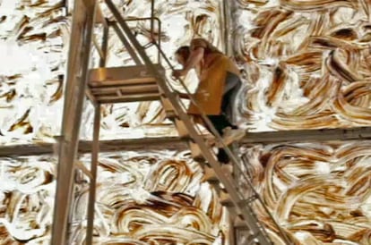 Miquel Barceló treballant en el gran mural.