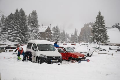 Aspecto de Baqueira este lunes en que el temporal de nieve del pasado fin de semana ha amainado.