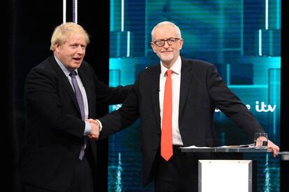 Boris Johnson da la mano a Jeremy Corbyn en el debate electoral de este martes