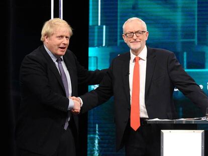 Boris Johnson da la mano a Jeremy Corbyn en el debate electoral de este martes