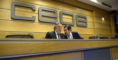 El presidente de CEOE, Juan Rosell, a la izquierda, y el de Cepyme, Antonio Garamendi