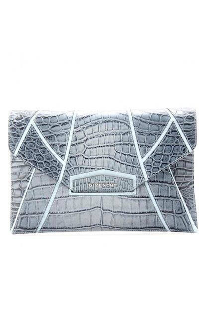El grabado de cocodrilo es una de las opciones más elegantes, como este sobre de Givenchy en gris (990 euros).