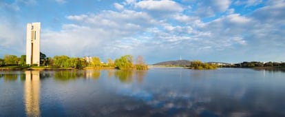 Carillón de Aspen Island, en Canberra, junto al lago Burley Griffin. Al fondo, la torre de Black Mountain.