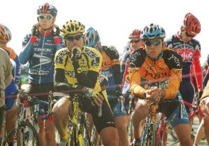 Los corredores de la Vuelta a Andalucía guardan un minuto de silencio en memoria de Ricardo Otxoa.