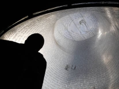 Un visitante del monumento a las víctimas del 11-M observaba ayer la membrana transparente.