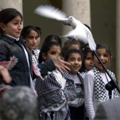 Una niña iraquí suelta una paloma en el acto ecuménico celebrado ayer en la Universitat de València.