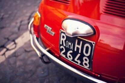 Un Fiat 500 en las calles de Roma.