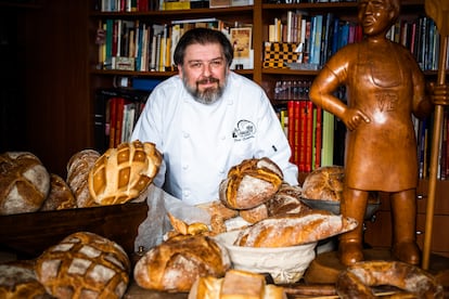 Paco Fernández con algunos de los panes que hace en Viena La Baguette