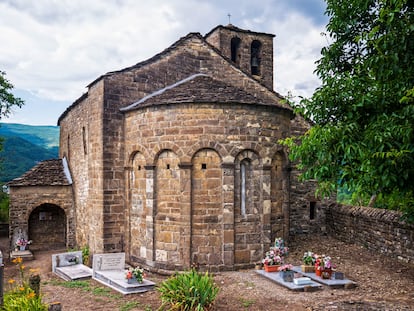 Iglesia de Santa Eulalia de arte Mozarabe que forma parte de las Iglesias de Serrablo (iglesias cristianas del siglo X al XI) en Oros Bajo, Biescas, Huesca.