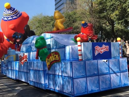 Carro alegórico de Ricolino, durante un desfile en noviembre de 2019, en Ciudad de México.