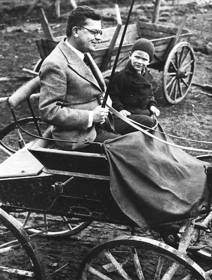 Hans Fallada, con su hijo Uli en un carro en Carwitz en 1934.