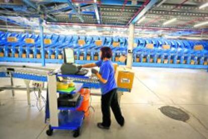 Trabajador del centro logístico de Meco de Inditex, que ha creado empleo este año.