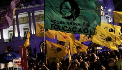 Bandeiras em homenagem a Marielle Franco em manifestação no centro do Rio.