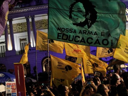 Banderas en homenaje a Marielle Franco en una manifestación en el centro de Río.