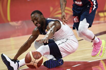 Kemba Walker, de Estados Unidos, lucha por la pelota en el suelo.