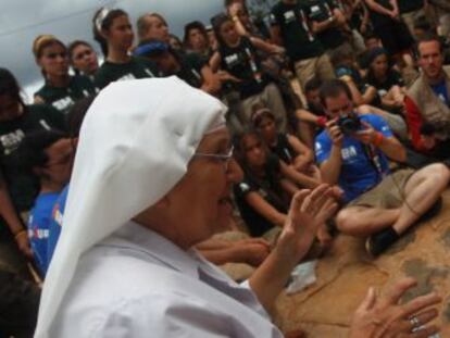 Sor Antonia León habla a los participantes en Rumbo al Sur.