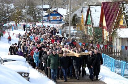 Bielorrusos católicos llevan una cruz de madera durante una procesión el Domingo de Ramos en la ciudad bielorrusa de Oshmiany.