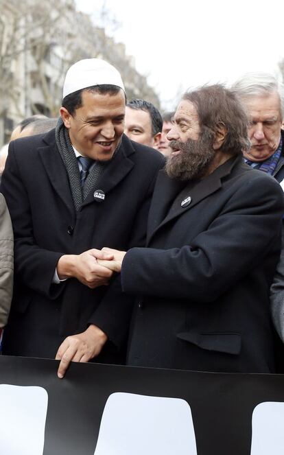 Hassen Chalghoumi , imam de la zona de Drancy, un suburbi al nord de París i president de l'Associació Francesa d'Imams, saluda l'escriptor francès Marek Halter.