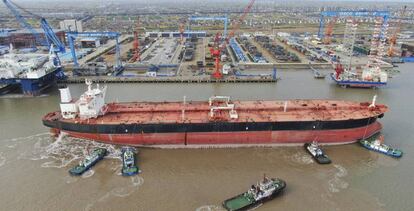 Un carguero de petróleo en un astillero en el río Yangtsé, en China.