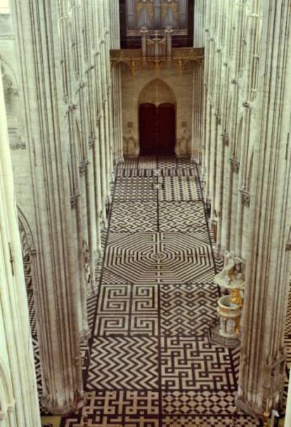 El suelo de la catedral de Amiens, en Francia, es un juego de formas geométricas, entre ellas, la esvástica (arriba a la derecha).