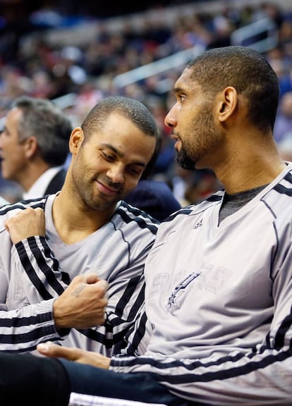 Tony Parker bromea en el banquillo con su compañero Tim Duncan, durante la segunda parte del partido de los Spurs contra los Wizards.