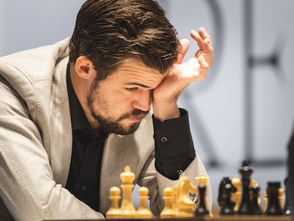 Carlsen, este martes, durante los primeros movimientos de la cuarta partida del Mundial de Dubái.