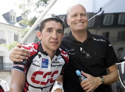 El español Carlos Sastre y Bjarne Riis, en una etapa de la pasada edición del Tour de Francia.