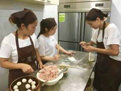 Joven equipo del restaurante Ling Long Fan / CAPEL