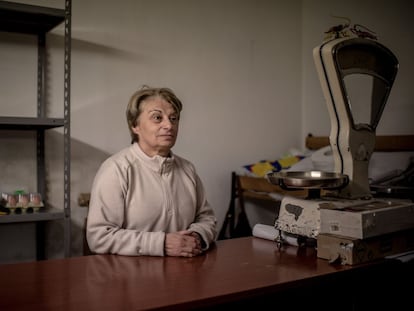 Margarita posa detrás del mostrador de su bar y colmado. Era la única tienda en Anquela de Ducado (78 habitantes), que, además, abastecía a los pueblos de alrededor. Tiene 64 años y está a punto de jubilarse. Considera que lleva toda la vida haciendo un servicio público, ahora está desmantelando su negocio. Lo cierra, después de más de 70 años, y reparte el mobiliario entre sus vecinos. El Ayuntamiento ha tomado el relevo de Margarita cediendo un local que siga cumpliendo las funciones del bar, que en realidad es un lugar de encuentro entre los pocos habitantes del pueblo.