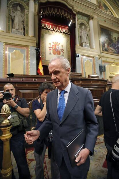 El ministro de Defensa en funciones, Pedro Morenés, a su llegada al Congreso de los Diputados para asistir a la segunda votación para su investidura.