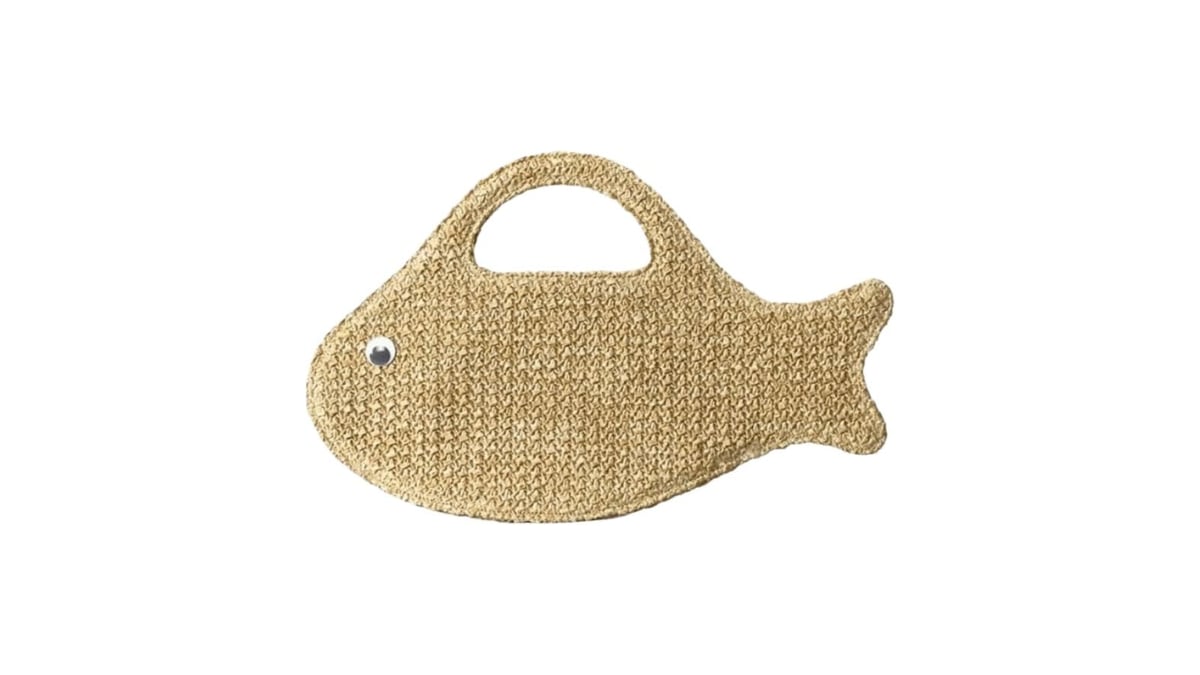 El bolso de rafia en forma de pez.